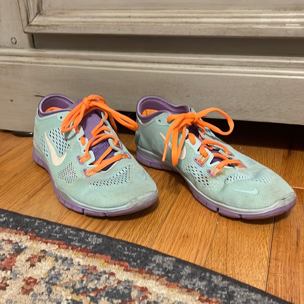 Women’s Nike (size 7)